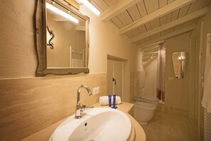 Shower, rainfall showerhead, hair dryer, bidet - Dogoli Country Apartments (Bardolino)