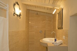 Apartment, 1 Bedroom, Terrace (Top) | Bathroom | Shower, rainfall showerhead, hair dryer, bidet - Dogoli Country Apartments (Bardolino)