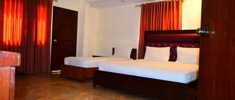 2 chambres, coffres-forts dans les chambres, fer et planche à repasser