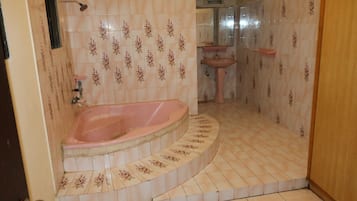Regadera, toallas, shampoo, papel de baño