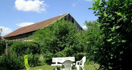 Encantadora Casa Rural con Jardín Privado y Chimenea cerca de Moulins