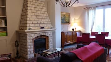 TV, fireplace, DVD player