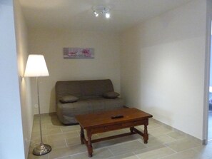 Living area - Spacious renovated house, green surroundings (Valigny)