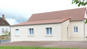 Exterior - Spacious renovated house, green surroundings (Valigny)
