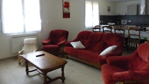 TV - Spacious renovated house, green surroundings (Valigny)