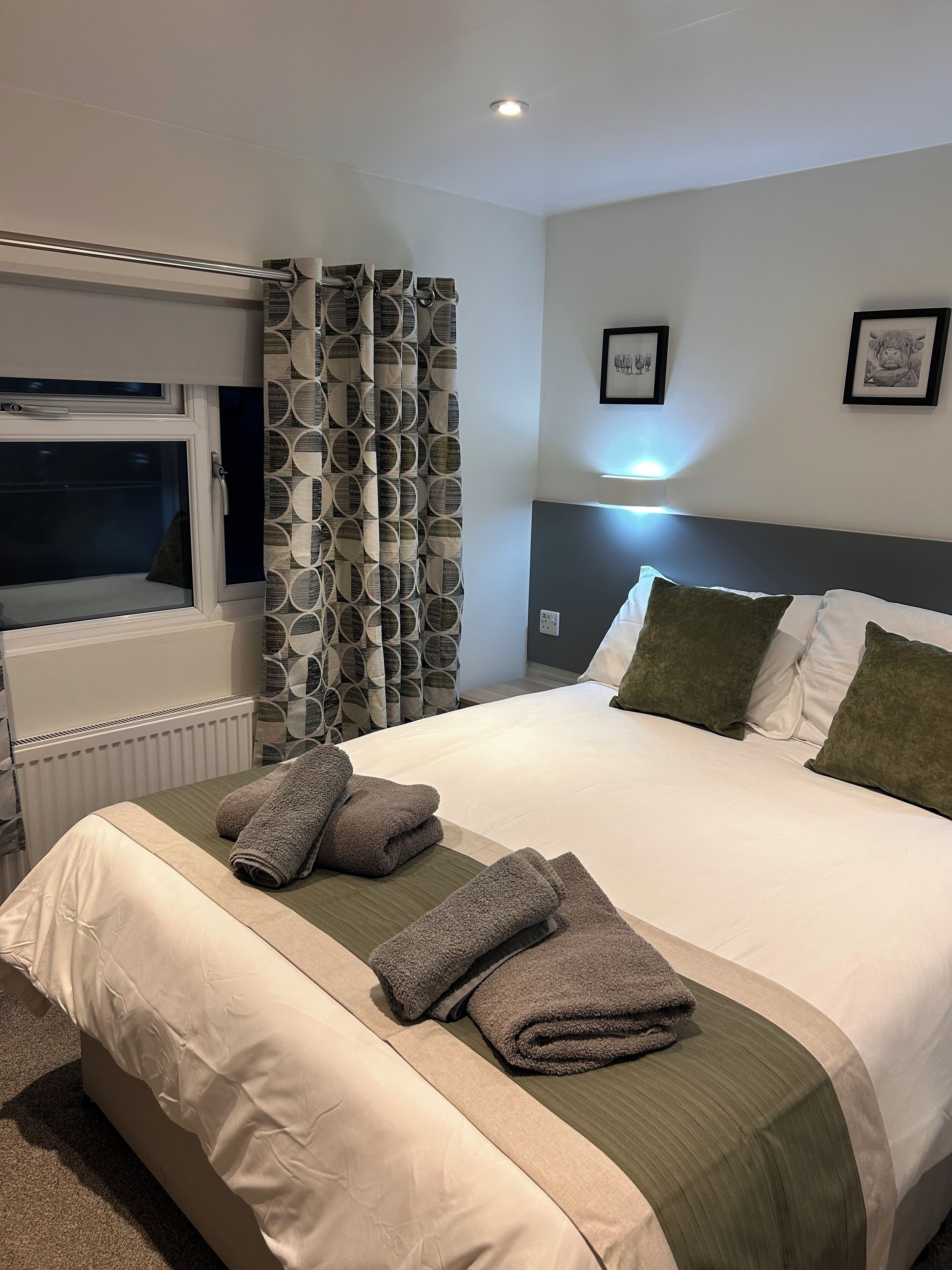 2 habitaciones, tabla de planchar con plancha, wifi y ropa de cama 