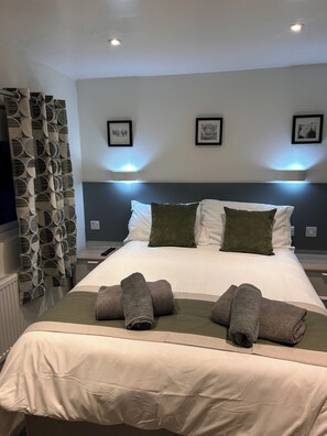 2 chambres, fer et planche à repasser, Wi-Fi, draps fournis