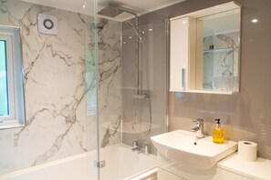 Combined shower/tub, hair dryer, towels