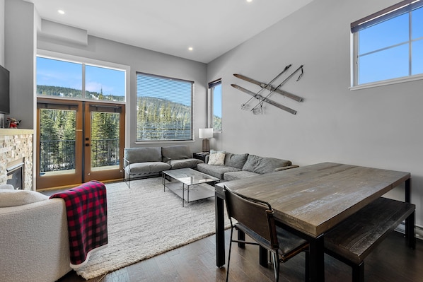 Smart TV, fireplace