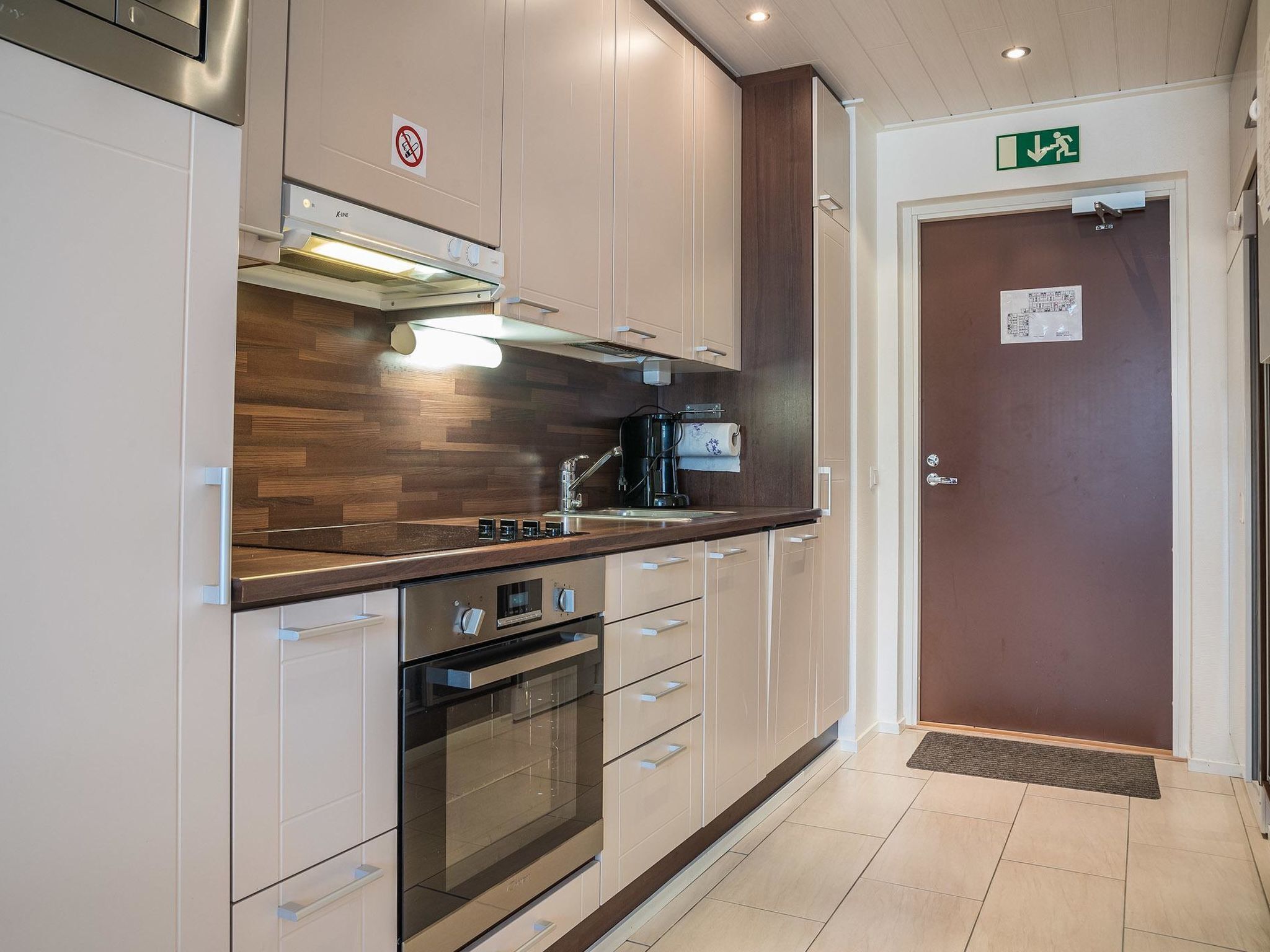 Frigorífico, microondas, lavavajillas y utensilios de cocina