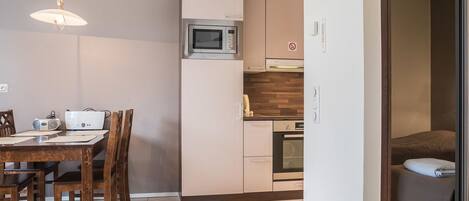 Fridge, microwave, dishwasher, cookware/dishes/utensils