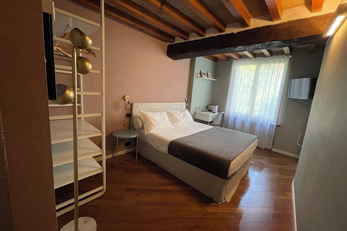 Camera doppia, 1 letto queen, vista cortile | Copriletto in piuma, Wi-Fi gratuito, lenzuola