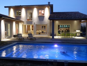 Utendørsbasseng og et oppvarmet basseng