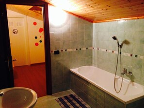 A bathroom with a bathtub, shower, and toilet. - B&B Marameo (Udine)