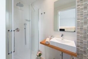 Douche, séchoir à cheveux, serviettes fournies