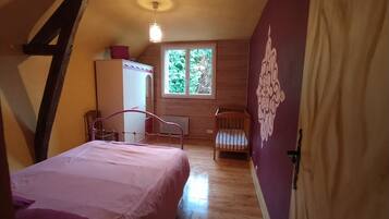 6 slaapkamers, een strijkplank/strijkijzer, gratis wifi, beddengoed