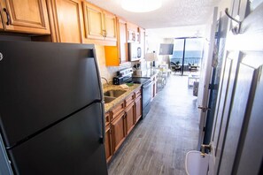 ثلاجة، ميكروويف، فرن، موقد طهي مسطح