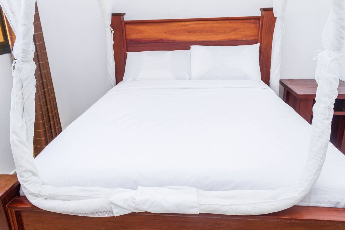 Minibar, iron/ironing board, free WiFi, bed sheets