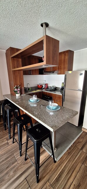 Køleskab, mikrobølgeovn, ovn, kaffe-/temaskine