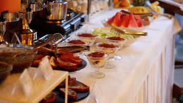 Desayuno buffet diario (EUR 25 por persona)