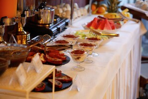 Una mesa de buffet con diversos alimentos y condimentos.