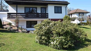 A two-story house with a balcony, solar panels on the roof, and a well-maintained lawn. - Holiday house Karin Tassius - Holiday Karin Tassius (Vöhl)