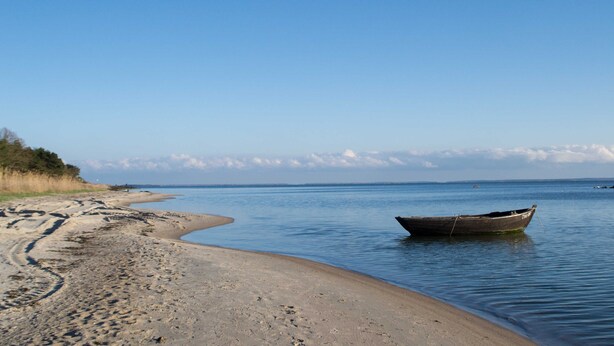 A beach with a boat on the shore and a clear sky. - Penthouse sea view - Apartment sea view in the penthouse (Göhren)