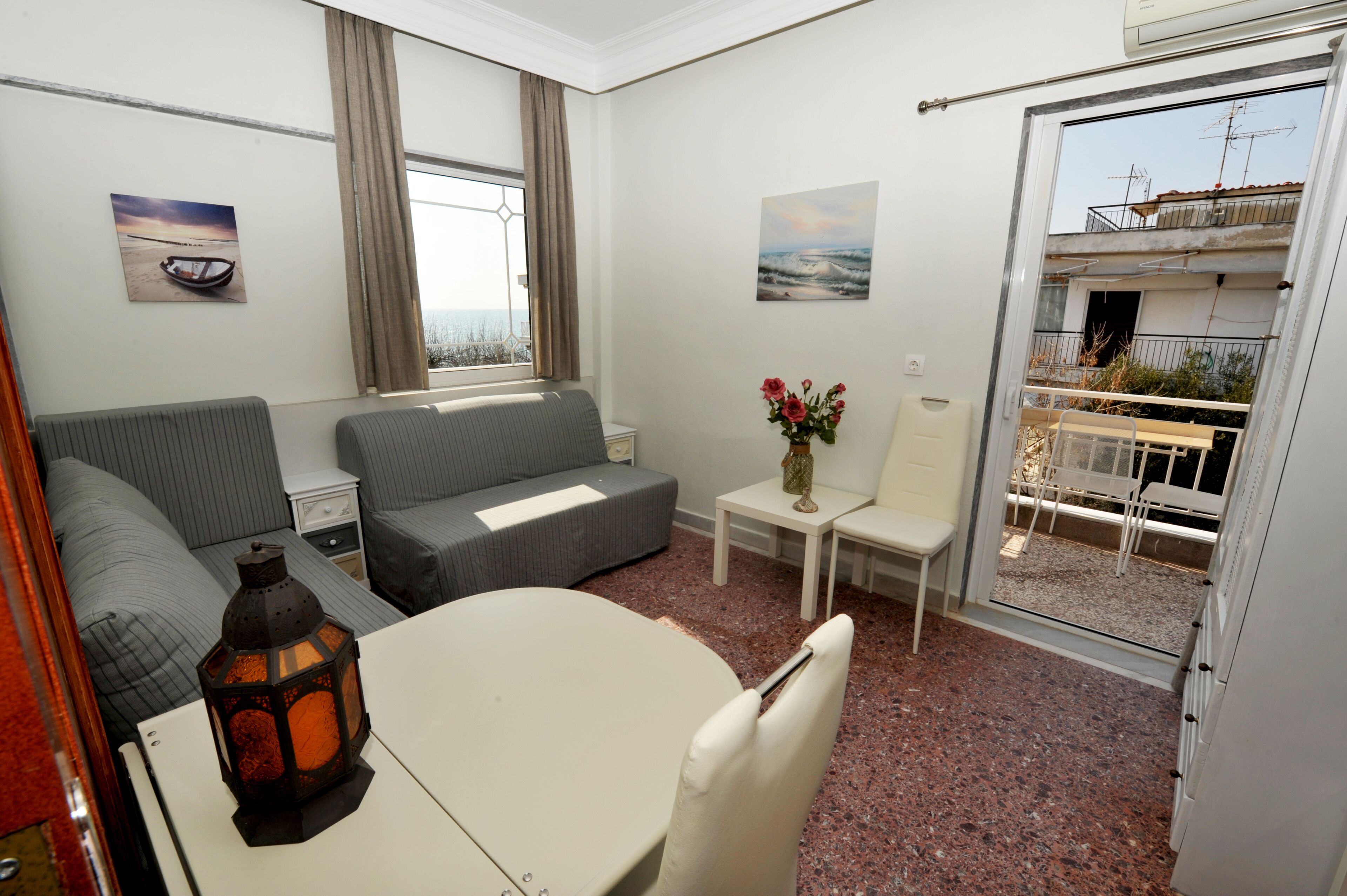 Fernseher, DVD-Player, Bücher, Musikbibliothek