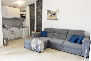 Flat-screen TV, table football, ping pong - NOA2 Apartment in Poreč-Tar with a pool, balcony, game room, Wi-Fi, and barbecue (Tar)
