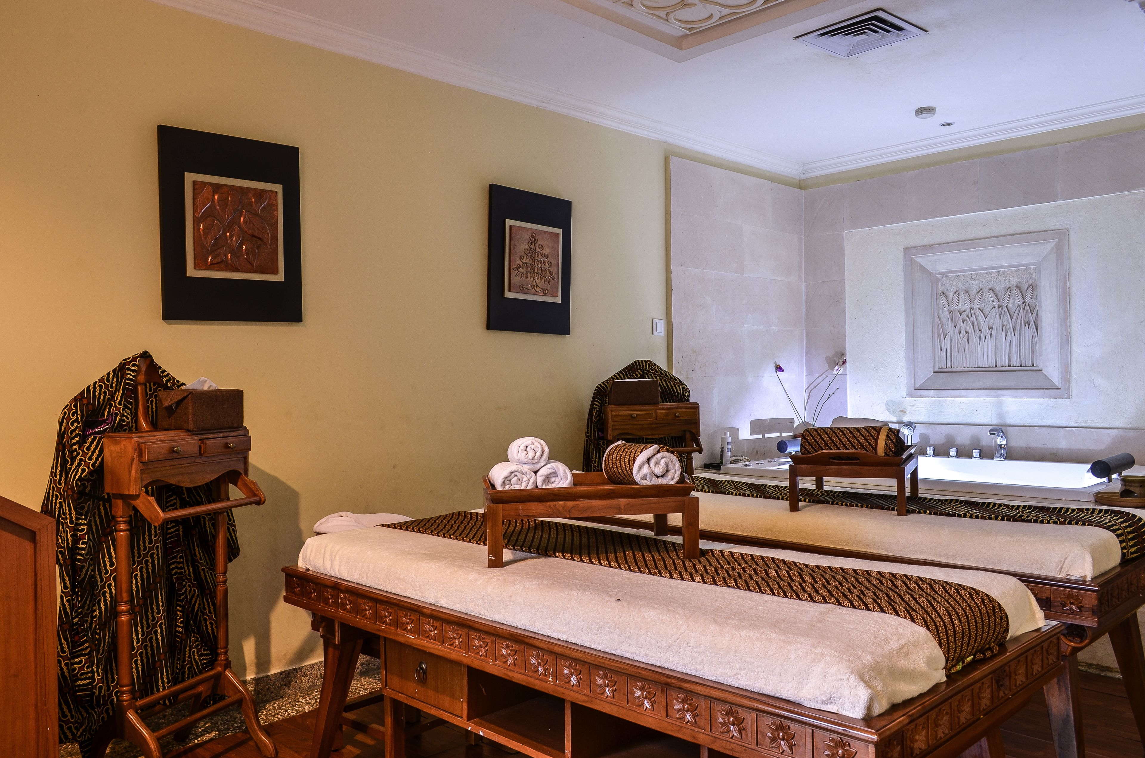 thai massages, facials, reflexology, 5 treatment rooms, massages