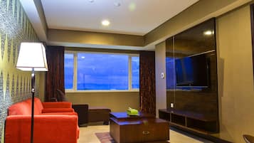 Business Suite | Ruang tamu | TV LED