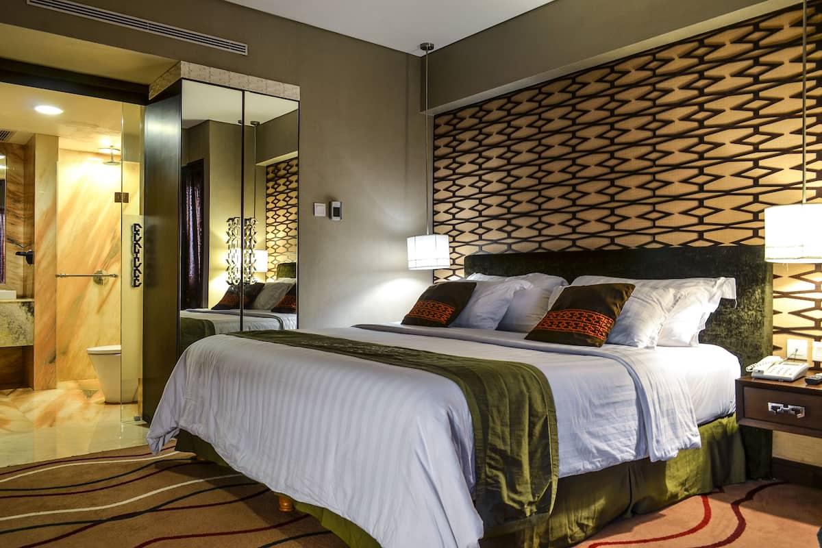 Business Suite | In-room safe, free WiFi, bed sheets