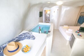 House, 1 Bedroom, Jetted Tub, Sea View (Cave) - White Cave House (Santorini)