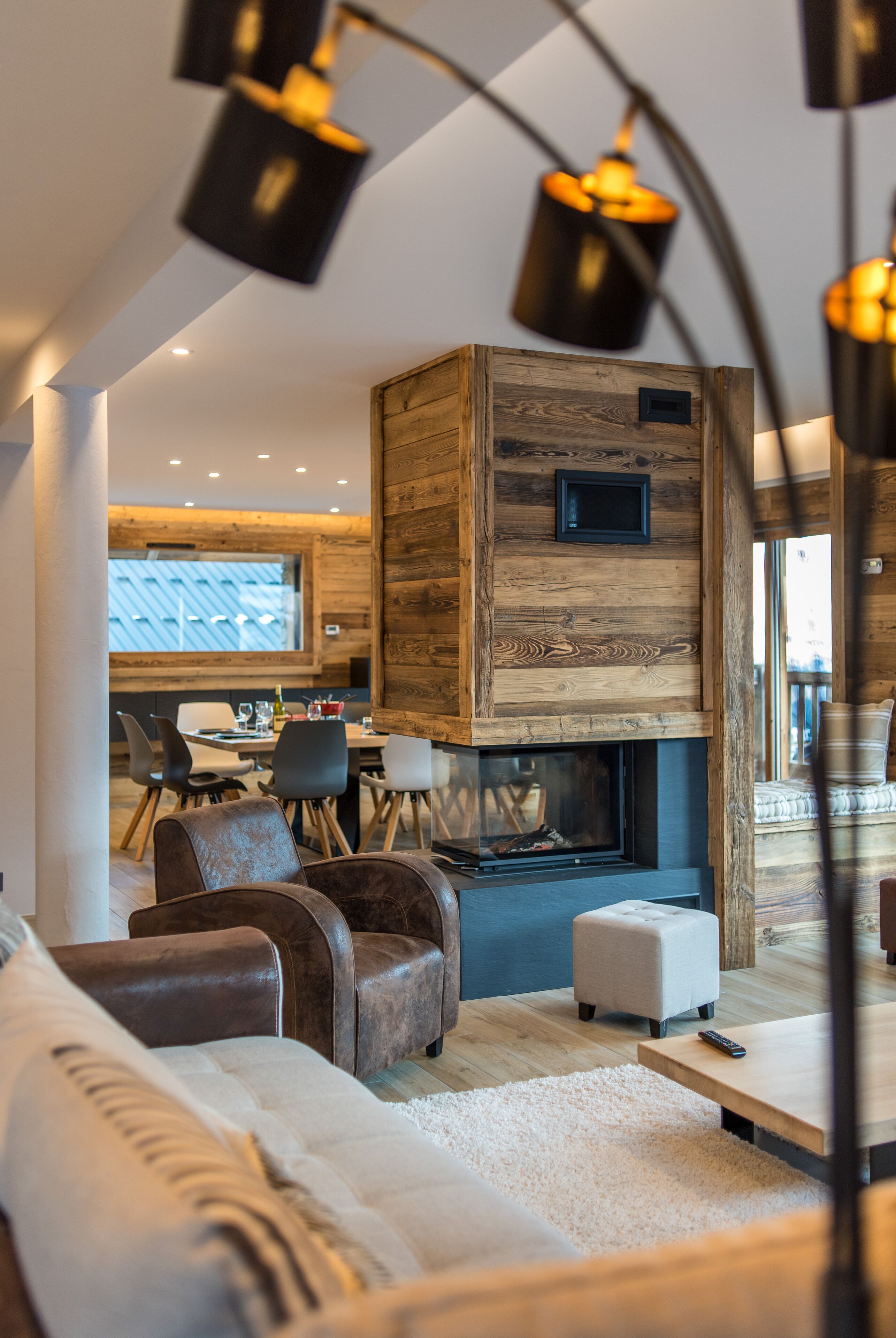 Fernseher, Kamin, Videospiele, Bücher