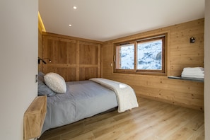6 bedrooms, iron/ironing board, travel cot, WiFi - 5 * rated chalet of 335m2, on the slopes, swimming pool & cinema  (LA TOUSSUIRE)