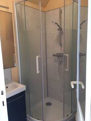 Dusche, Haartrockner, Handtücher, Seife