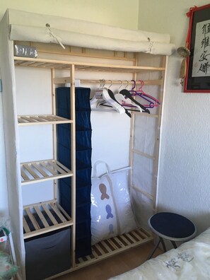 1 Schlafzimmer, Schreibtisch, Bügeleisen/Bügelbrett, Reisekinderbett