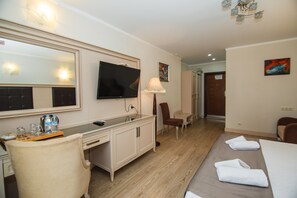 Deluxe kamer, 1 twee- of 2 eenpersoonsbedden, uitzicht op zee | Een kluis op de kamer, een strijkplank/strijkijzer, gratis babybedden