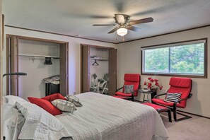 3 bedrooms, desk, iron/ironing board, travel crib - Walk to Rim View Trail: Page Home w/ Deck & Yard (Page)