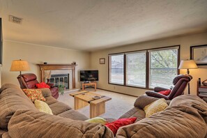 TV, fireplace, Netflix, DVD player - Walk to Rim View Trail: Page Home w/ Deck & Yard (Page)