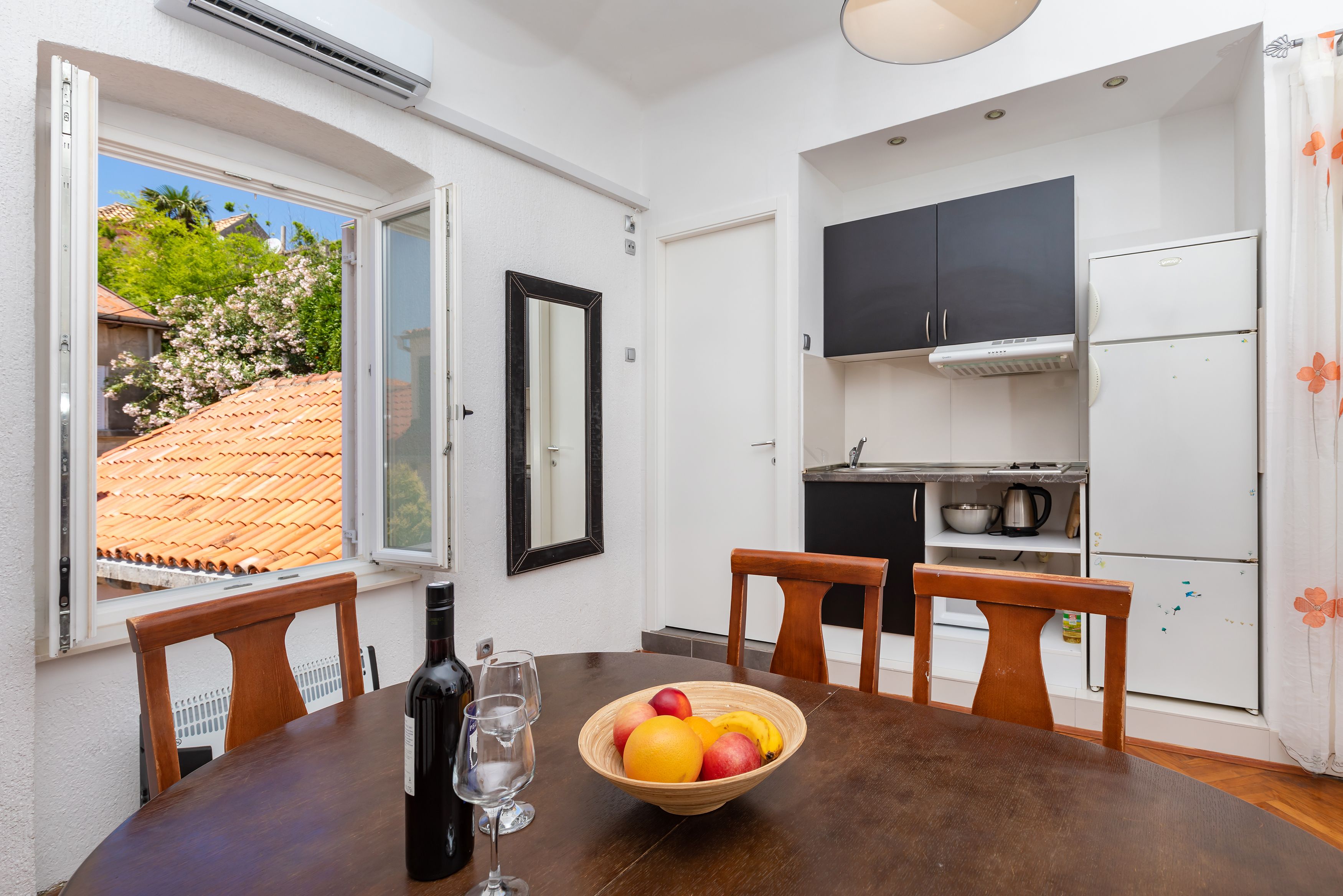 スタンダード アパートメント | 専用キッチン | 大型冷蔵庫、電子レンジ、コンロ、コーヒー / ティーメーカー