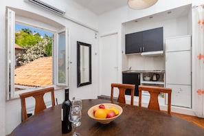 Standard Apartment | Private kitchen | Full-size fridge, microwave, stovetop, coffee/tea maker - Apartment Entre Les Jardins (Dubrovnik)