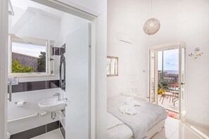Premium bedding, desk, soundproofing, iron/ironing board - Apartment Entre Les Jardins (Dubrovnik)