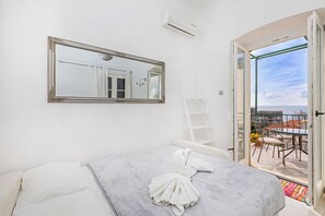 Separate tub and shower, hair dryer, towels, soap - Apartment Entre Les Jardins (Dubrovnik)