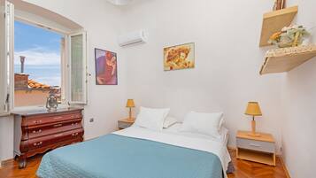 Ropa de cama de alta calidad, escritorio y sistema de insonorización