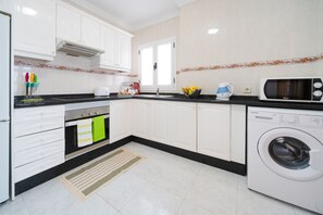 Jääkaappi, mikroaaltouuni, uuni, liesi