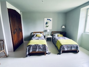 5 quartos, ferros/tábuas de passar roupa, Wi-Fi de cortesia