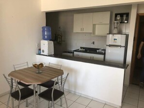 City Apartment (Apt. 510) | Shared kitchen facilities | Full-size fridge, microwave, stovetop, coffee/tea maker - Apartamento Jatiúca  Renovatio (Maceió)