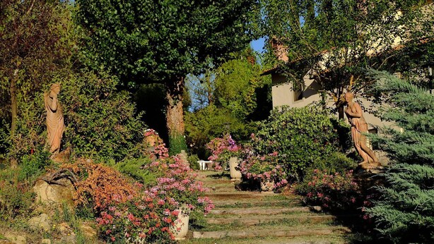 A garden with statues, stone steps, and various plants. - Lovely apartment for 6 people with pool, WIFI, TV and pets allowed, close to San Gimignano (Varna)