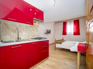 Fridge, cookware/dishes/utensils - Hilde Red by Interhome (Medulin)